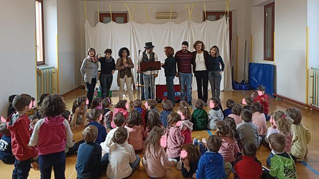 Il cantafavole Gianluca Lalli a Offida e Ripaberarda con i bambini della scuola materna