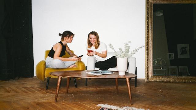 App di appuntamenti e chat video gratuite rispetto a quelle a pagamento: chi vincerà?