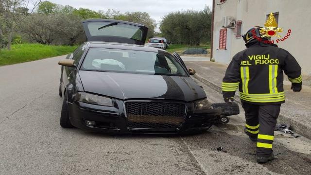 Incidente stradale a Castorano, Vigili del Fuoco estraggono donna da automobile con cesoie idrauliche