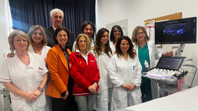 Ascoli Piceno, la Croce Rossa dona un nuovo ecografo digitale al 'Mazzoni'. Borracini: “Scelta di umanità e solidarietà”
