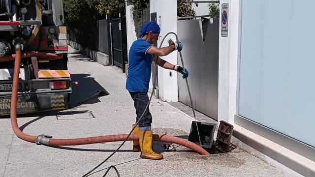 Grottammare, partita la pulizia delle caditoie per prevenire gli allagamenti in caso di acquazzoni violenti