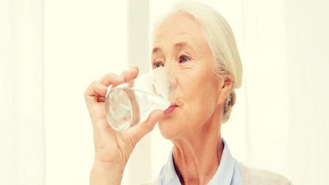 Idratazione, la grande importanza di bere acqua durante la terza età