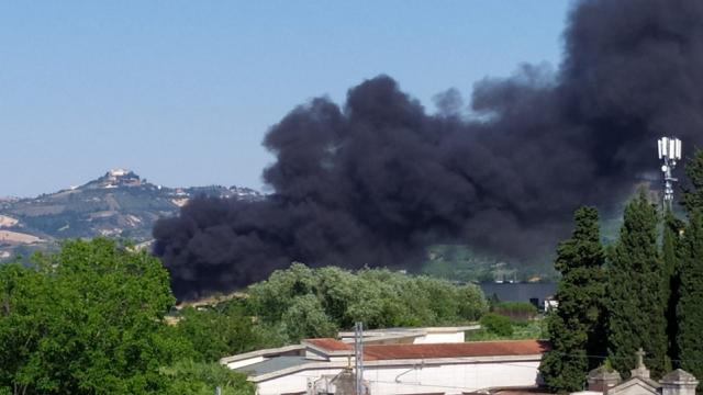 Pagliare del Tronto, vasto incendio alla PicenAmbiente. Vigili del Fuoco in azione per domare le fiamme