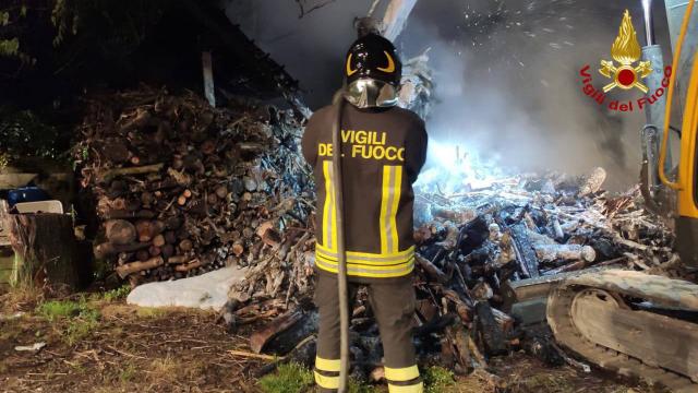 Castel di Lama, intervento dei Vigili del fuoco per incendio legnaia in località San Valentino