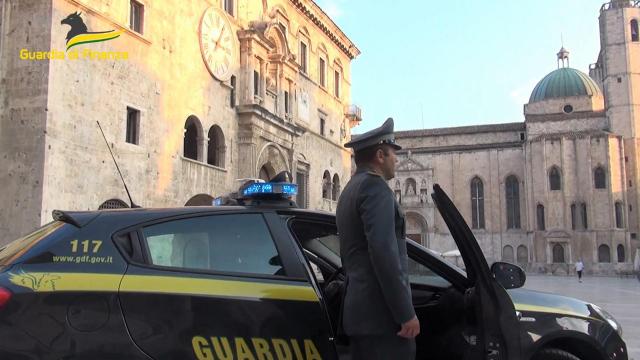 Ascoli Piceno: avvocato e imprenditore arrestati dalla Guardia di Finanza per truffa, riciclaggio e autoriciclaggio