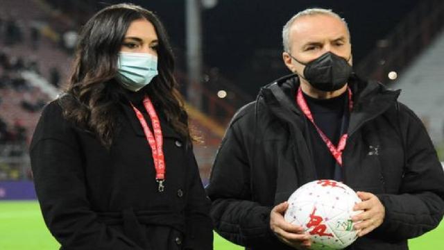 Lega Serie B, Balata consegna pallone rosso alla giornalista toscana Greta Beccaglia