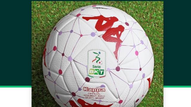 Serie B, nelle gare del 14° turno consegna del pallone rosso ad una tifosa