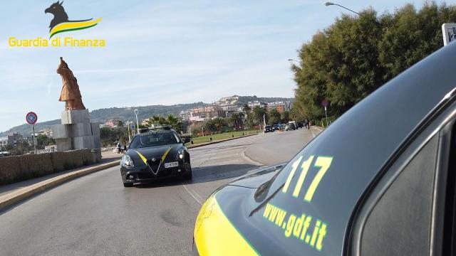 Guardia Finanza Ascoli: intensificati controlli estivi. Sequestro di merce contraffatta e rilevati 13 lavoratori in nero