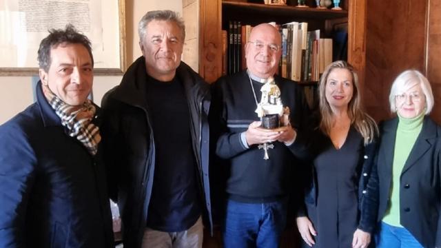 Coldiretti, la qualità Made in Italy per il Presepe: consegnata la statuina al vescovo di Fermo