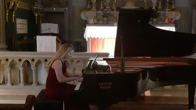 Grottammare, nella chiesa di S. Giovanni Battista grande successo per concerto musica classica del Maestro Irene Ninno  