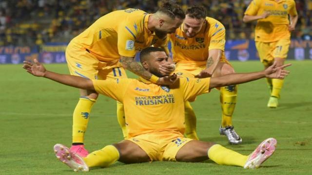 Frosinone-Parma 2-2, un colpo di testa di Charpentier in extremis toglie la vittoria a Maresca