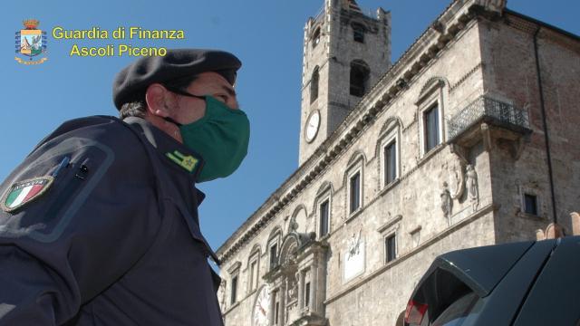 Finanza Ascoli: denunciate 9 persone che dichiaravano redditi da poveri e arrotondavano con polizze false online