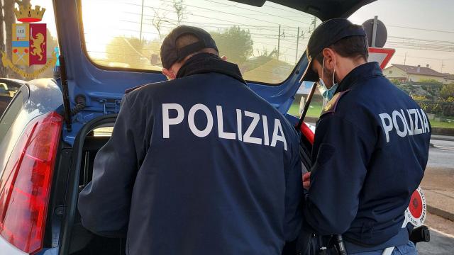 Ascoli Piceno, agenti di una volante della Questura soccorrono 84enne ferito e disorientato sulla Salaria
