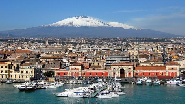 Per lavoro o per svago a Catania? consigli sul noleggio auto
