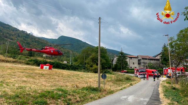 Montegallo, bosco in fiamme in località Migliarelli. All'opera Vigili del Fuoco con ausilio elicottero della Regione