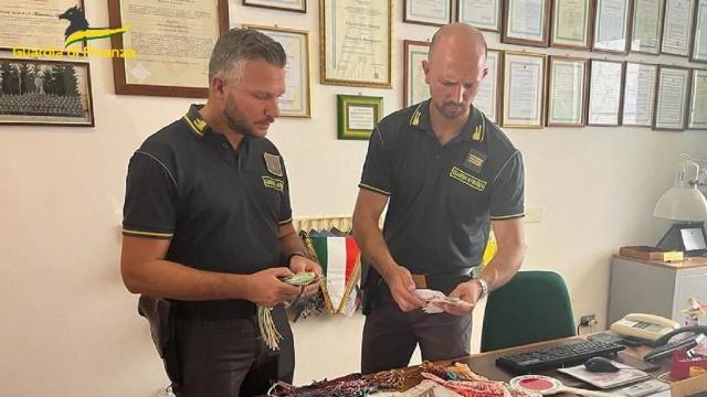 Guardia di Finanza Macerata: lotta all'abusivismo commerciale, sequestrati oltre 7.200 prodotti 