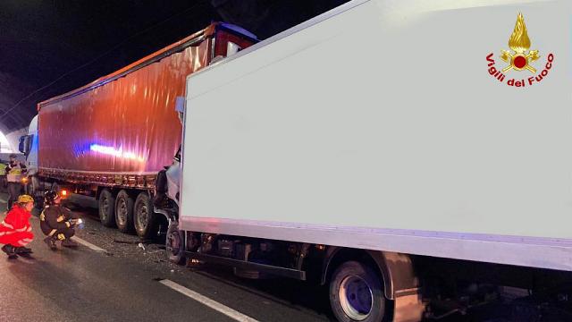 A14, incidente tra mezzi pesanti all’interno della galleria Montesecco. Deceduto uno degli autisti 