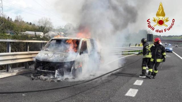 Autostrada A14, in fiamme furgone nei pressi di Loreto. Un ferito in un incidente stradale a Tolentino