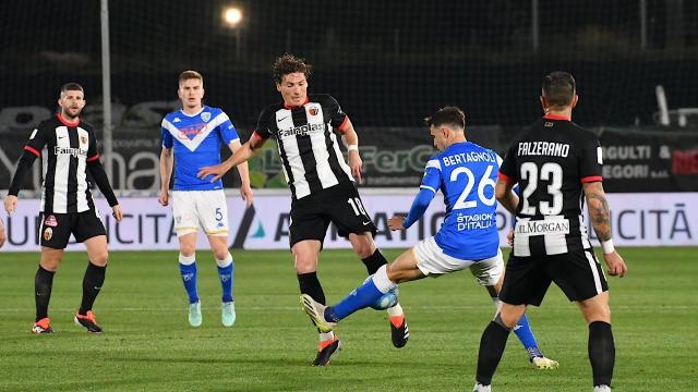 Ascoli-Brescia 1-1, un bolide di Dickmann risponde al rigore di Mendes. Nono pari per i bianconeri