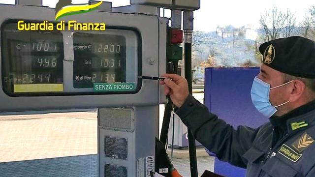 Guardia Finanza Macerata, controlli contro speculazione vendita prodotti energetici. Sanzionato un distributore 