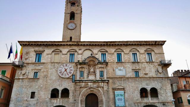 Giornata del lutto perinatale: ad Ascoli e Grottammare si illuminano di rosa e azzurro due monumenti 