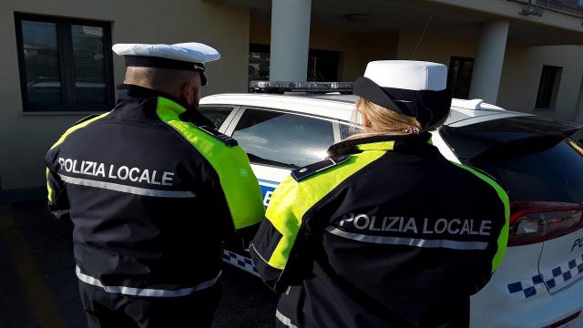 Centobuchi, si schianta contro un mezzo in sosta e fugge. Polizia Locale lo rintraccia
