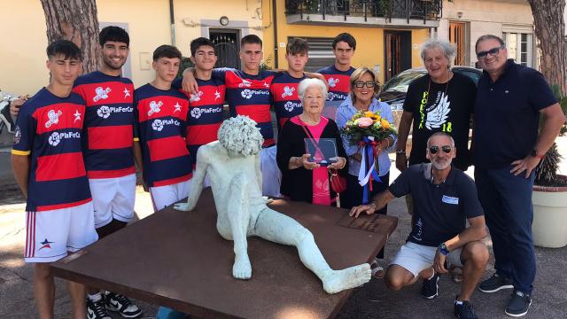 Gemellaggio Viareggio-San Benedetto, presidente 'Stella del Mare' consegna targa a famiglia ragazzo scomparso 