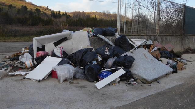 Polizia Provinciale Ascoli, rimossi oltre 4mila chilogrammi di rifiuti ingombranti nei pressi dell'ex Mondadori