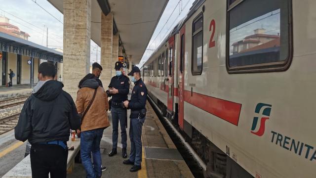 San Benedetto: donna camminava sui binari con intenti suicidari, soccorsa appena in tempo da Polizia Ferroviaria