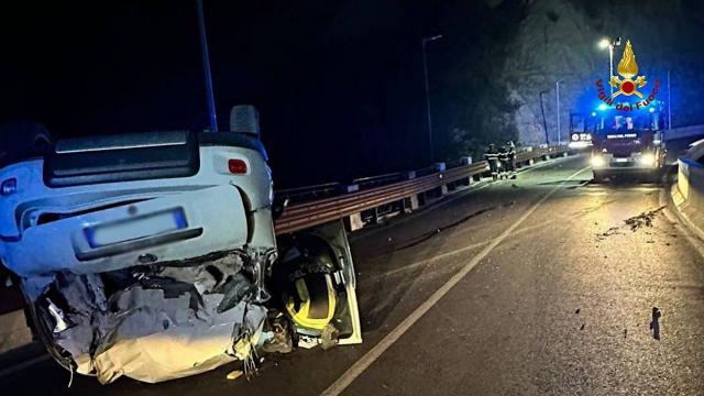 Ascoli Piceno, intervento dei Vigili del Fuoco per ribaltamento di un'auto sul ponte di San Filippo