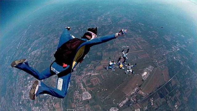 Paracadutismo sportivo: è boom di ricerche online per i corsi abilitanti