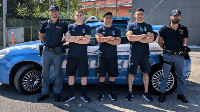 San Benedetto, pattuglia Polizia di Stato saluta squadra di ginnastica in partenza per Parigi