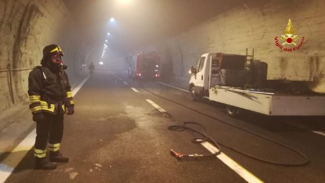 Autostrada A14, intervento dei Vigili del Fuoco per autocarro in fiamme tra Grottammare e Pedaso