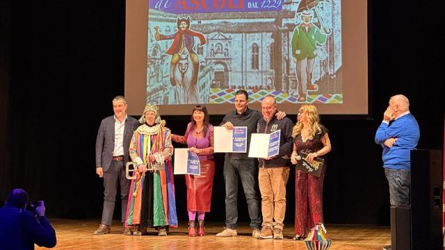 Carnevale di Ascoli 2025, la cerimonia di premiazione: i vincitori assoluti sono 'Li Frechì de San Temmase 4.0'