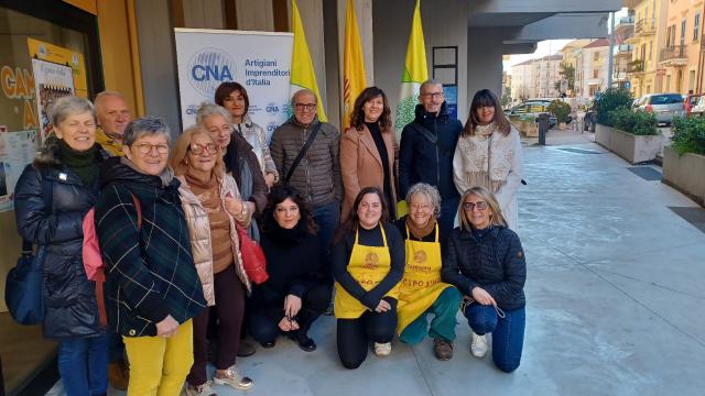 Cna Picena, le creazioni dei maestri artigiani brillano tra i prodotti del mercato Campagna Amica