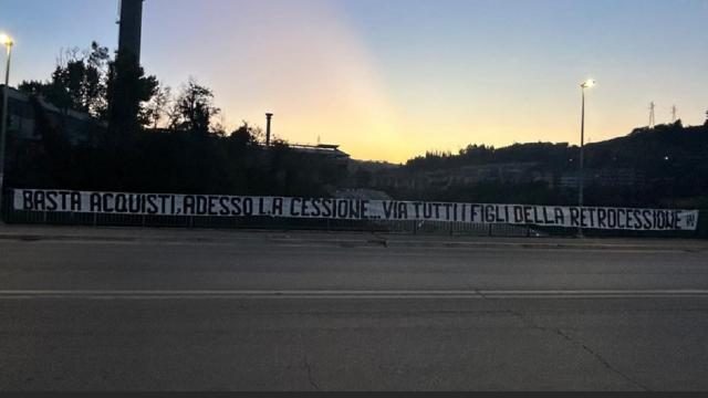 Ascoli Calcio, striscione dei tifosi: “Basta acquisti, adesso la cessione. Via tutti i figli della retrocessione”