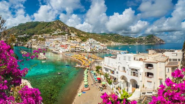 Vacanza a Ischia: la storia e le curiosità riguardo a questa splendida isola 