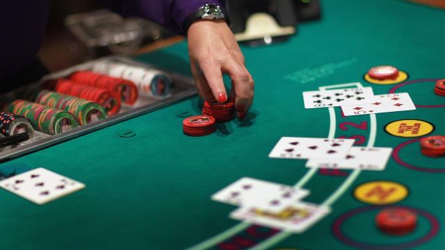 Blackjack: cosa sono le strategie dello “stare” e del “chiamare”?