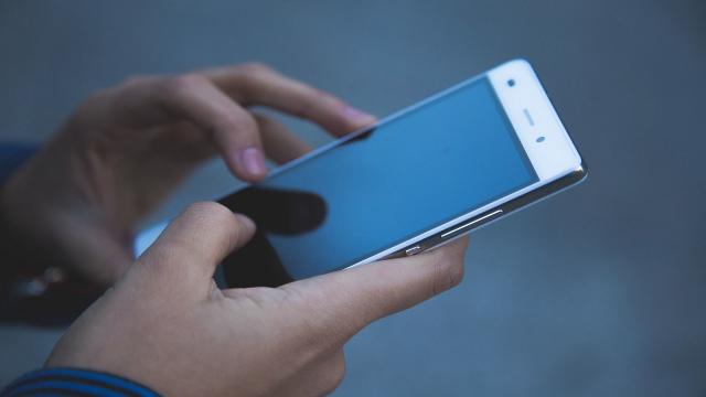 Università della California, il sudore delle mani dovrebbe ricaricare i telefoni cellulari in futuro