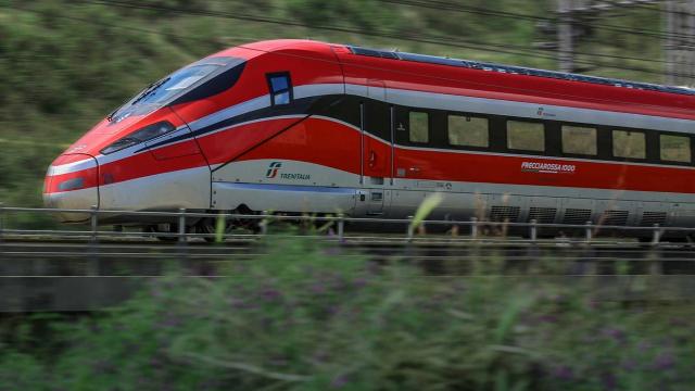 Maltempo nelle Marche, Trenitalia: “Possibili ritardi e interruzioni, si consiglia di limitare spostamenti”