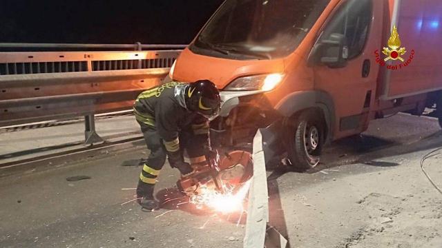 Acquasanta Terme, intervento Vigili del Fuoco per furgone contro guardrail lungo la Salaria