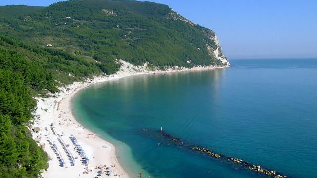 Regione Marche: concessioni balneari, modifica al piano di gestione delle zone costiere