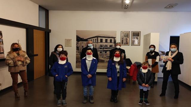 Comunanza, libri fiabeschi e mascherine di Babbo Natale donati da Kiro per avvicinare bimbi al territorio