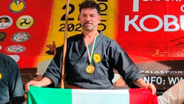Al Palasport di Tivoli l'atleta di Alba Adriatica Sandro Pavoni si laurea campione del mondo categoria Master di kobudo 