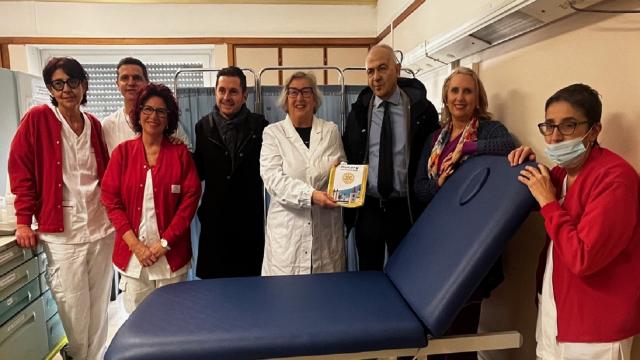 Ast Ascoli Piceno, Rotary dona a Uoc Diabetologia nuovo lettino a sollevamento motorizzato per le medicazioni
