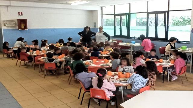 Grottammare, bimbi a tavola nella scuola dell’infanzia di via Battisti