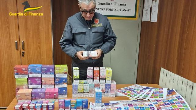 Guardia di Finanza Macerata, scovato venditore online di sigarette elettroniche 'usa e getta' di contrabbando