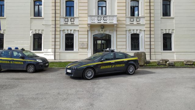 Guardia di Finanza Teramo, scoperti lavoratori in nero. Sanzioni e sospensione per sei aziende