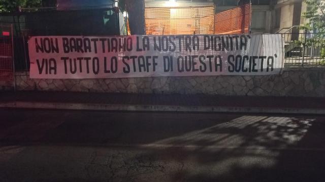 Ascoli Calcio, nella notte nuovi striscioni di contestazione alla società: “Non barattiamo la nostra dignità”