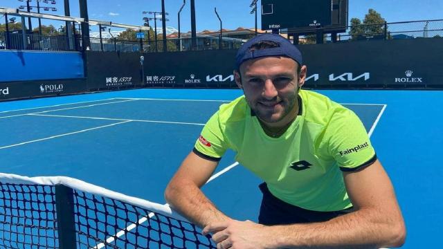 Tennis, i crampi frenano Travaglia agli Australian Open. Bautista Agut si impone in 4 set